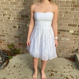 Short white floral strapless dress with tie